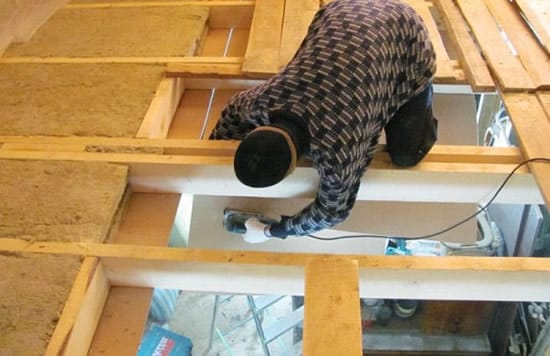 Установка лагов для верхнего этажа